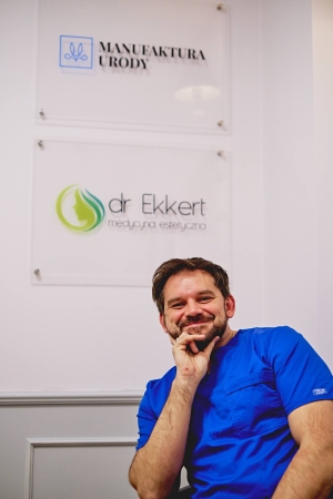 Medycyna Estetyczna  – Pasja Dr Michała Ekkerta
Medycyna estetyczna to moja pasja, dzięki której przywracam pacjentom komfort życia. Poprawiam wygląd, opóźniam proces starzenia, a także wspieram zdrowie. W tej dziedzinie, jak i w każdej innej, warto zaufać profesjonalistom. Tylko doświadczony lekarz medycyny estetycznej  jest w stanie zapewnić naturalny, atrakcyjny wygląd i pełne bezpieczeństwo zabiegów.

Profesjonalne Szkolenia i Kompleksowa Opieka w Medycynie Estetycznej
Dzielę się wiedzą z lekarzami jako szkoleniowiec, pomagając rozwijać ich umiejętności w medycynie estetycznej.
Leczę powikłania po zabiegach, współpracując z zespołem specjalistów, aby zagwarantować kompleksową opiekę.
Każdy zabieg poprzedza konsultacja, ponieważ bezpieczeństwo pacjenta jest priorytetem mojej pracy.
Korzystam z nowoczesnych urządzeń i wysokiej jakości produktów, co zapewnia skuteczność i długotrwałość efektów.
Stale rozwijam swoje umiejętności, aby wdrażać nowe, skuteczne metody leczenia w medycynie estetyczne
 
Dr Michał Ekkert – Doświadczony Lekarz Medycyny Estetycznej
Jestem absolwentem Śląskiej Akademii Medycznej w Katowicach i od 1999 roku nieprzerwanie pracuję jako lekarz na Śląsku. Na początku kariery zdobywałem doświadczenie w szpitalach na terenie województwa śląskiego, zawsze stawiając na bliski kontakt z pacjentem oraz empatyczne podejście, aby lepiej zrozumieć jego problemy zdrowotne.

W 2015 roku uzyskałem tytuł doktora nauk medycznych, specjalizując się w jakości leczenia oraz w odpowiedzi na potrzeby i oczekiwania pacjentów wobec opieki medycznej. Wiedza i doświadczenie, które zdobyłem, pozwalają mi skutecznie łączyć aspekty zdrowotne z medycyną estetyczną, oferując pacjentom pełną opiekę.

Obecnie jestem zaangażowany w szeroką działalność medyczną – prowadzę prywatną praktykę jako lekarz medycyny estetycznej, pełnię funkcję prezesa Szpitala w Knurowie Sp. z o.o., a także wykładam jako nauczyciel akademicki. W 2021 roku zostałem prorektorem ds. budowania relacji i współpracy z otoczeniem na Wydziale Nauk Medycznych im. Zbigniewa Religi w Zabrzu.

W ramach praktyki lekarskiej organizuję także szkolenia podyplomowe z zakresu medycyny estetycznej, które prowadzę w swoim gabinecie. Dzięki temu wspieram lekarzy, którzy chcą rozwijać swoją karierę i zdobyć praktyczne umiejętności w dynamicznej dziedzinie medycyny estetycznej.

1999 r. Początek Pracy Jako Lekarz
W 1999 roku rozpocząłem karierę zawodową jako lekarz, zdobywając doświadczenie w szpitalach na terenie województwa śląskiego. Od tego czasu nieustannie doskonalę swoje umiejętności, co dziś pozwala mi oferować najwyższy standard usług w medycynie estetycznej.

2015 r. Doktor Nauk Medycznych
W 2015 roku uzyskałem tytuł doktora nauk medycznych, specjalizując się w jakości leczenia oraz w odpowiedzi na potrzeby i oczekiwania pacjentów. Moje badania koncentrowały się na tym, jak dostosować opiekę medyczną do indywidualnych potrzeb pacjentów, co dziś stanowi fundament mojej praktyki jako lekarza medycyny estetycznej.

2021 r. Prorektor Wydziału Nauk Medycznych w Zabrzu
W 2021 roku zostałem mianowany prorektorem ds. budowania relacji i współpracy z otoczeniem na Wydziale Nauk Medycznych im. Zbigniewa Religi w Zabrzu. Ta rola pozwala mi łączyć praktykę medyczną z zaangażowaniem akademickim, wspierając rozwój przyszłych specjalistów medycyny estetycznej i zdrowia.